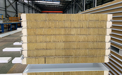 聚氨酯封邊巖棉橫裝夾芯板加工在建筑領(lǐng)域中的良好發(fā)揮！