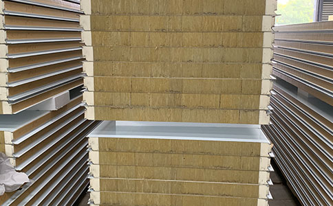 使用巖棉夾芯板時(shí)，我們應(yīng)該注意哪些方面？